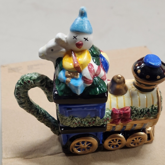 Holiday Tradition Vintage 5" Ceramic Christmas Train Teapot - Picture 4 of 9